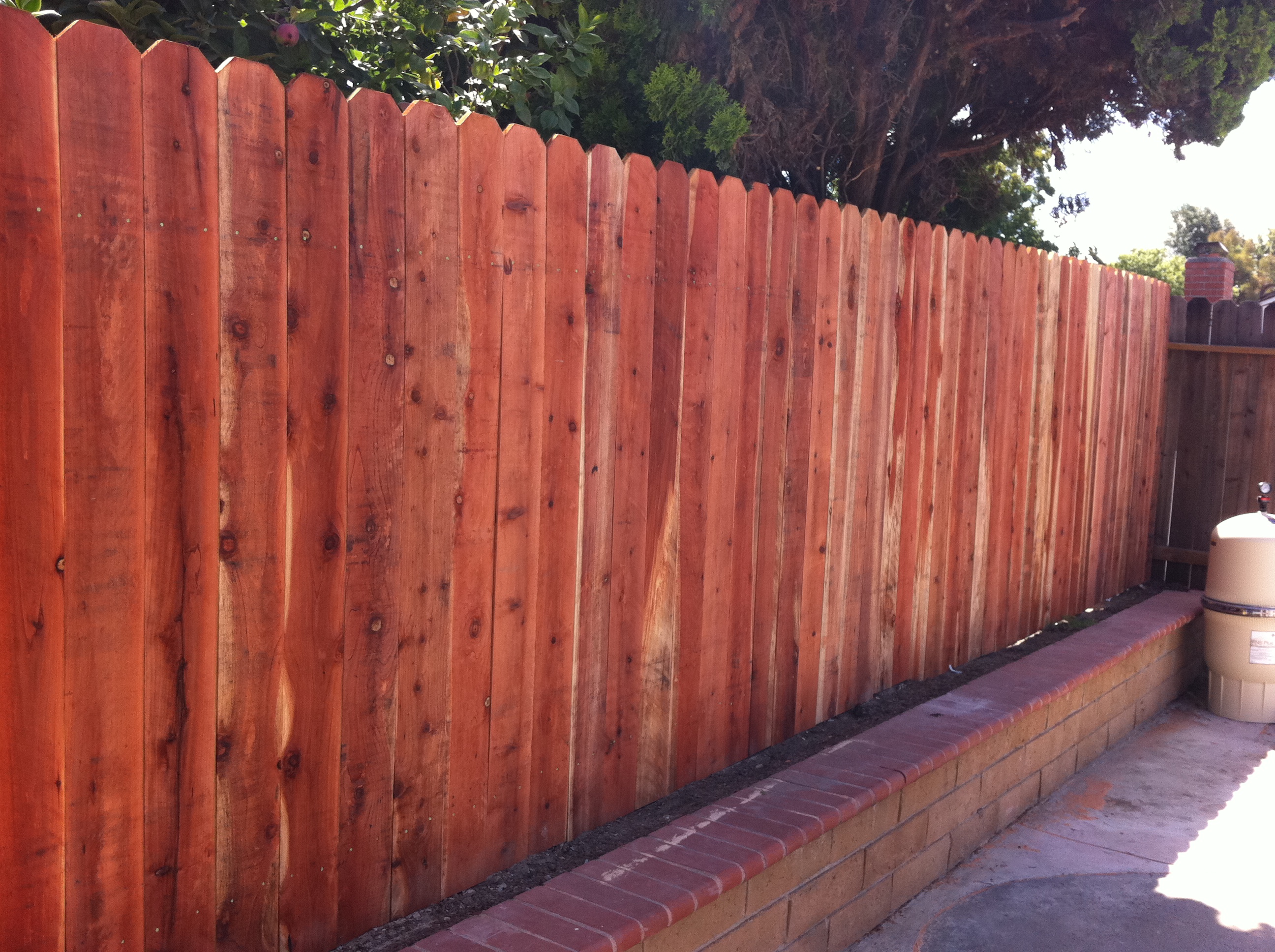 Чем красить садовую мебель и деревянный забор