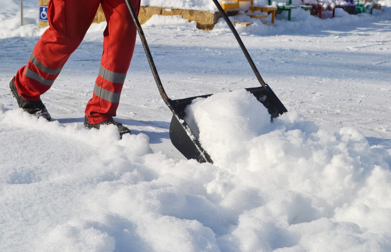 Как и чем убрать снег с тротуара, проезжей части и крыши?
