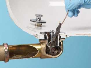 Как быстро и эффективно устранить засор в канализации ванной?