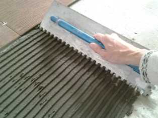 Как правильно нанести плиточный клей на поверхность