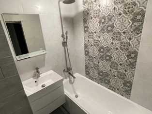 Как выбрать керамическую плитку для ванной комнаты, учитывая размеры и освещение