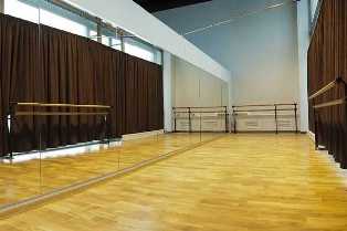 Ламинат для танцевальных студий: комфорт и безопасность