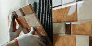 Технология нанесения плиточного клея при укладке плитки внутри/снаружи здания